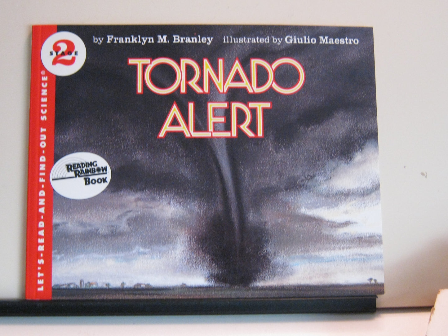 Tornado Alert: A Clear Science Picture Book About Tornadoes and Safety for Kids (Ages 4-8) (Let's-Read-and-Find-Out Science 2)