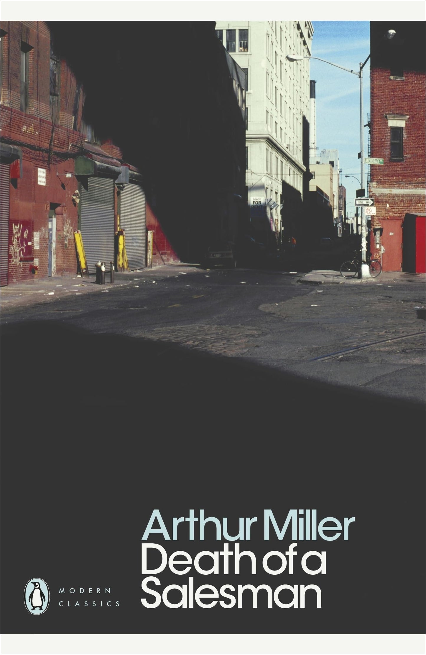 Death of a Salesman: Certain Private Conversations in Two Acts, and a Requiem (Penguin Modern Classics)