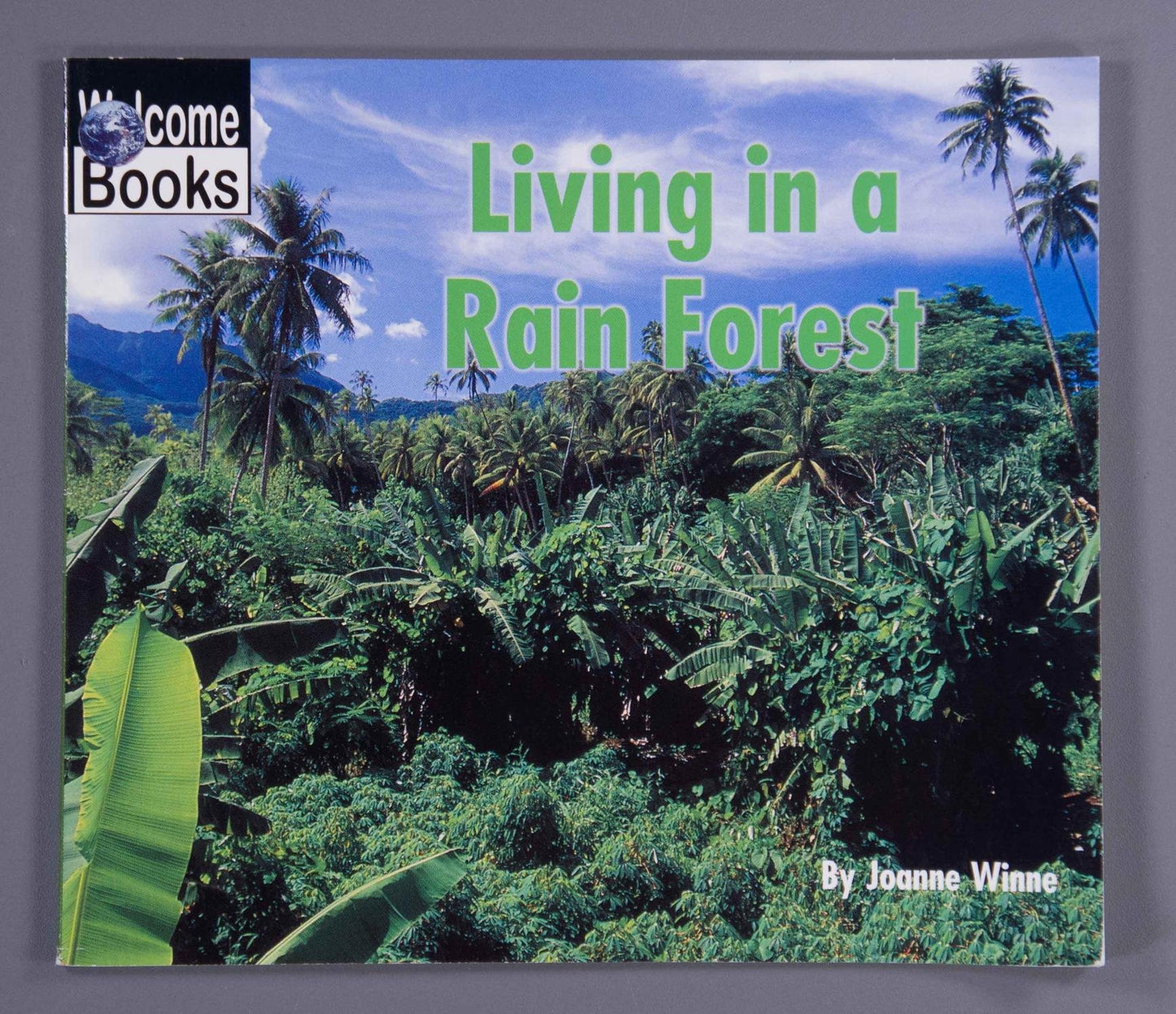Living in a Rain Forest (WELCOME BOOKS: COMMUNITIES) - 2781