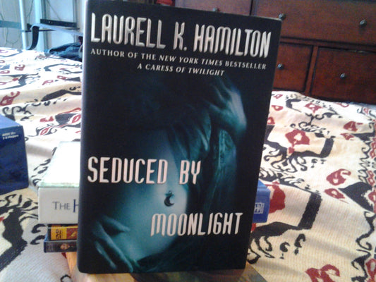Seduced by Moonlight (Meredith Gentry, Book 3) - 1340