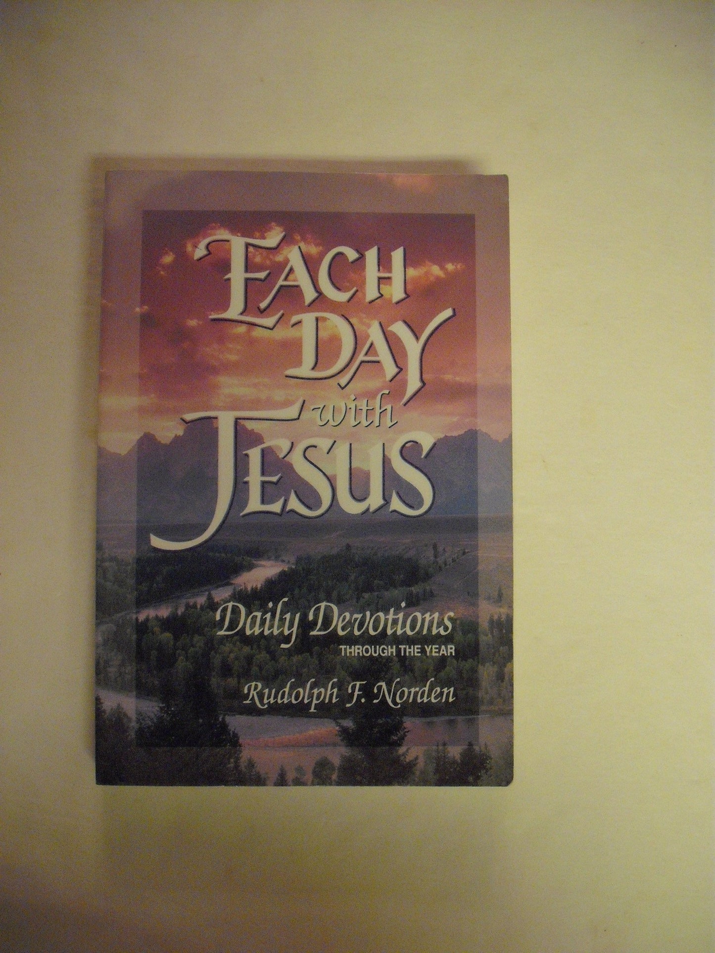 Each Day With Jesus: Daily Devotions Through the Year