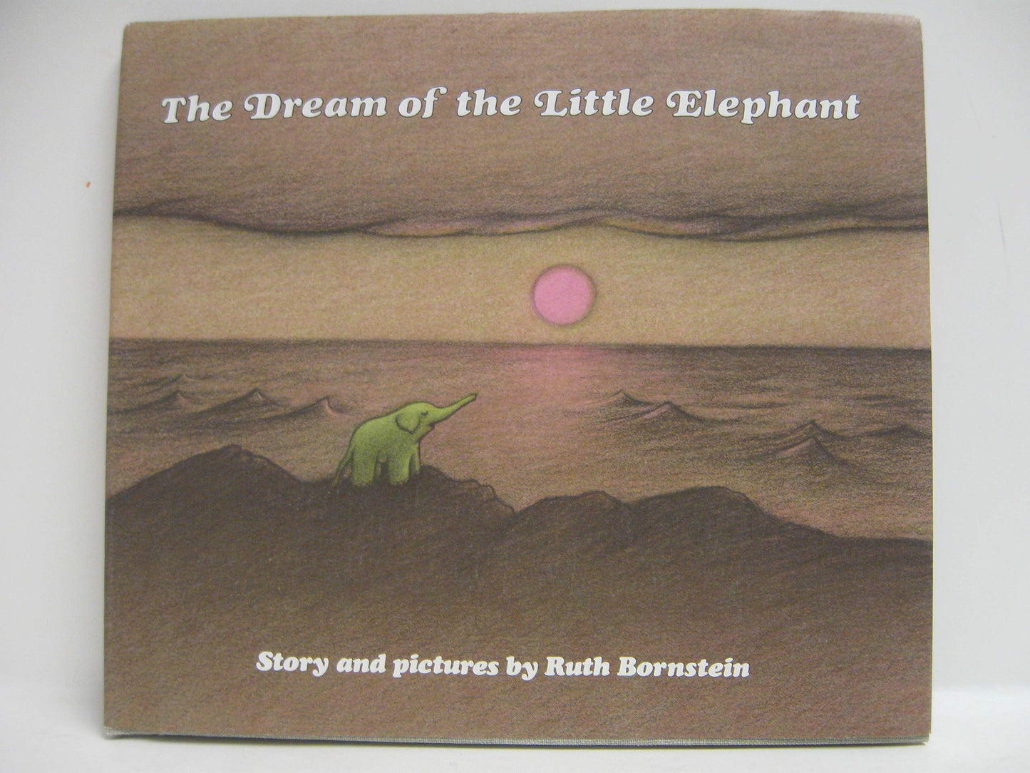 The dream of the little elephant: Story and pictures