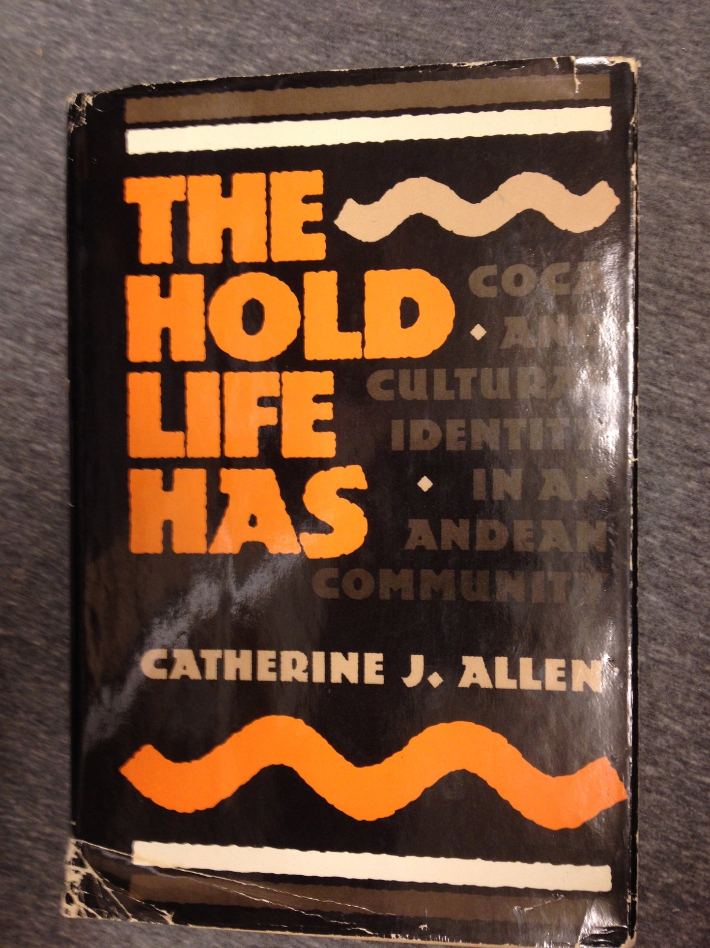 The Hold Life Has: Coca and Cultural Identity in an Andean Community (Smithsonian Series in Ethnographic Inquiry) - 6362