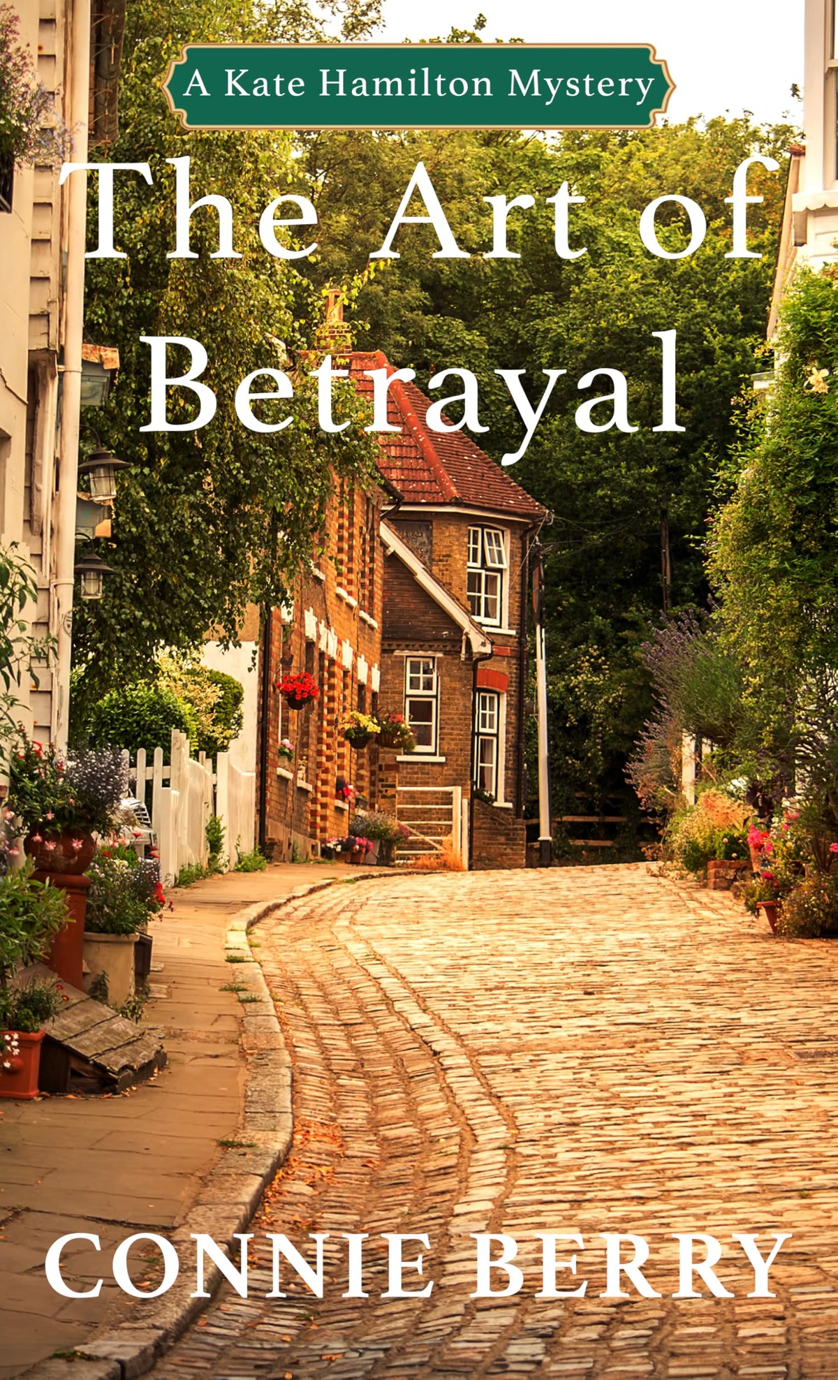 The Art of Betrayal (A Kate Hamilton Mystery, 3)