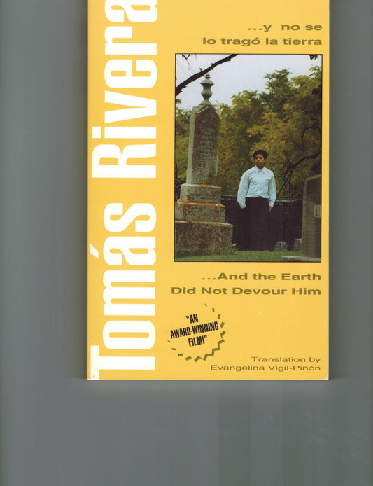 Y no se lo Trago La Tierra/And the Earth Did Not Devour Him (English and Spanish Edition)