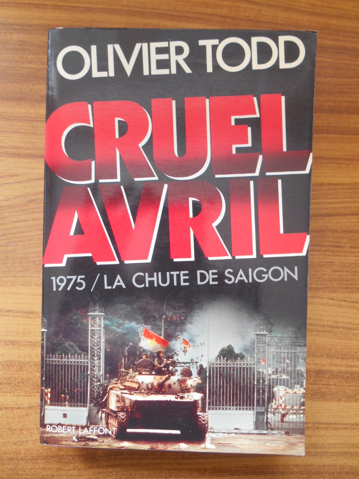Cruel avril: 1975, la chute de Saigon (French Edition)