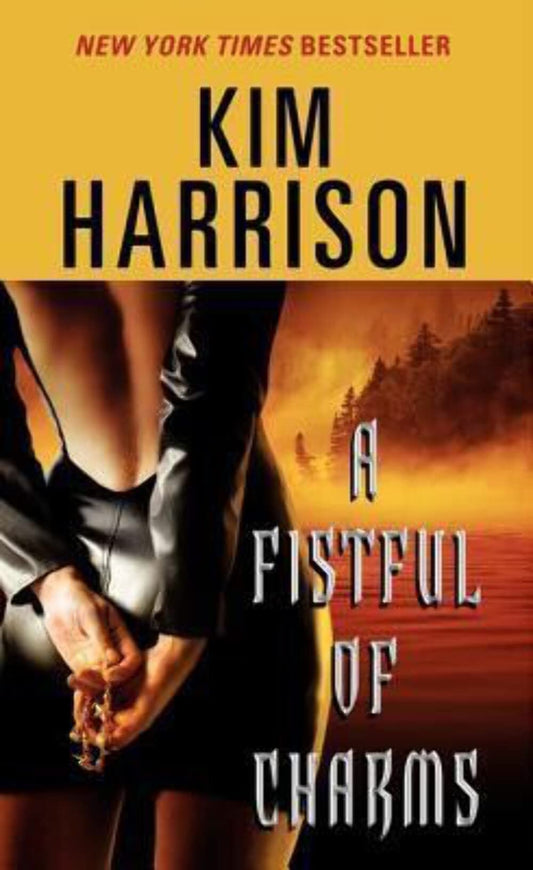 A FISTFUL OF CHARMS (THE HOLLOWS - 7540